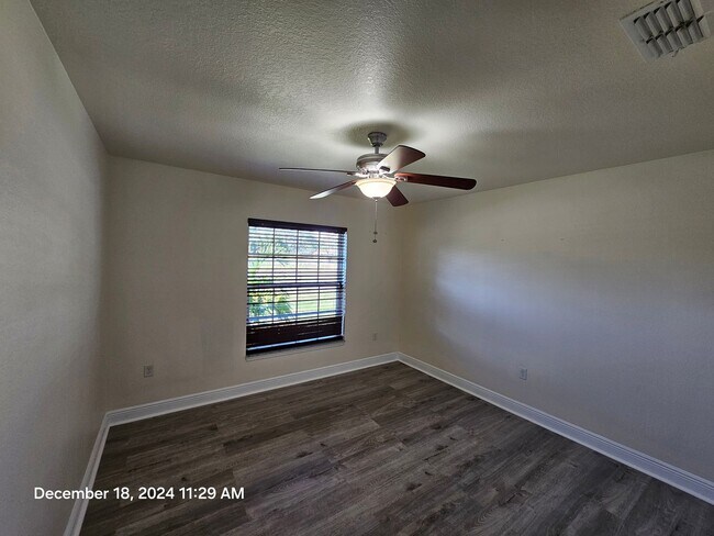 Building Photo - ** Beautiful 3/2 home featuring modern upgrades and a prime location!**