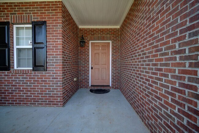 Building Photo - 4 BR/2 BA, 1 Car Garage, Charming Home in ...