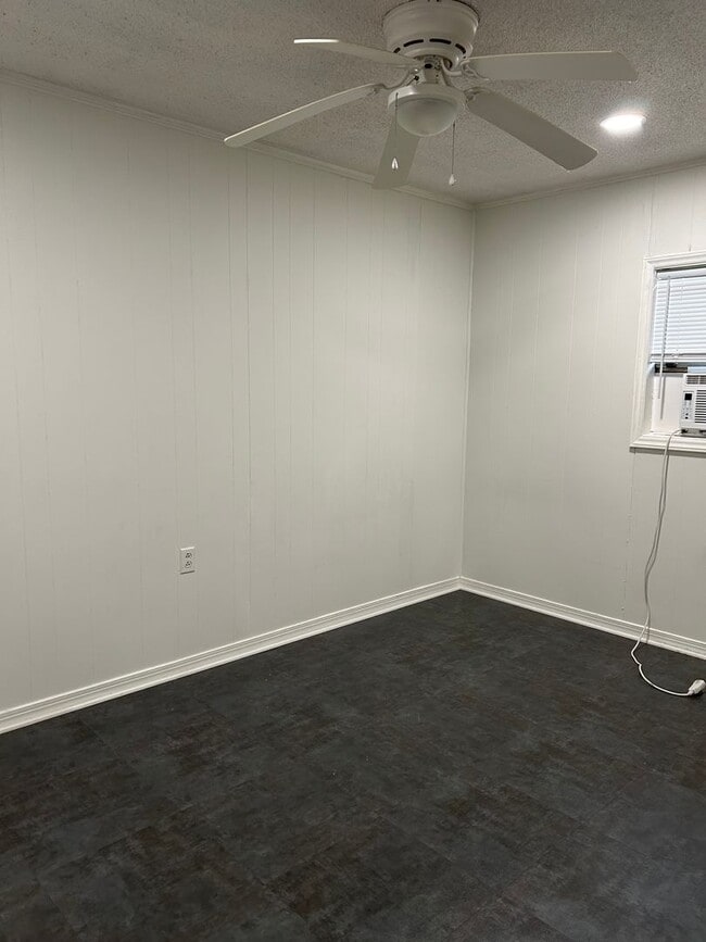Building Photo - Upstairs 2bed/1bath Apartment