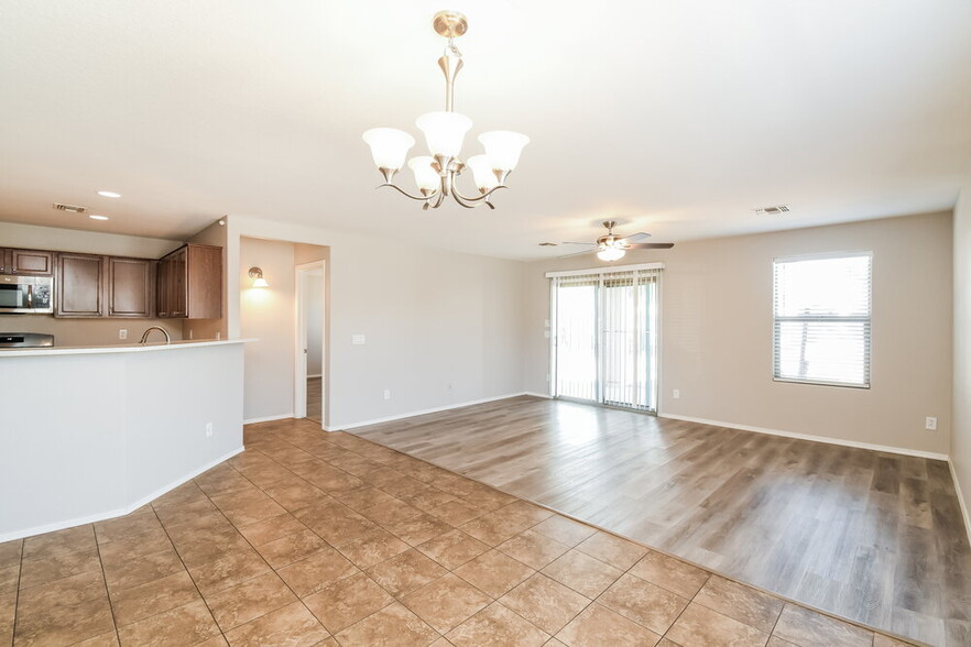 Building Photo - 1126 E Daniella Dr