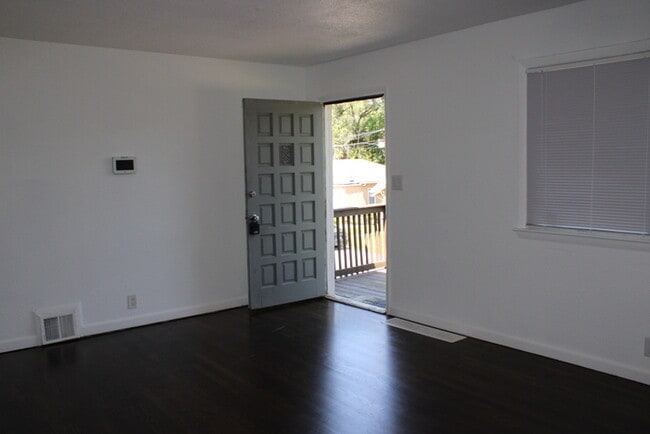 Building Photo - Beautiful 4 bedrooms and 1 bath home located on Freeman Ave in Kansas City, KS