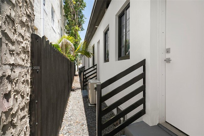 Building Photo - 733 Michigan Ave