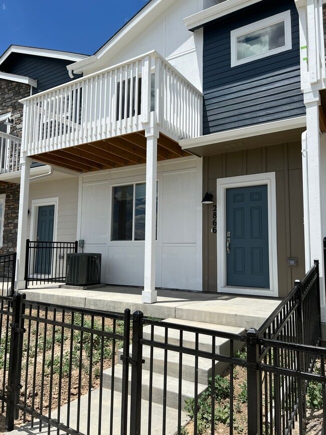 Building Photo - Spacious Recent Newbuild Townhome with Fine Finishes , 2-Car Attached Garage  ***Owner will Credi...