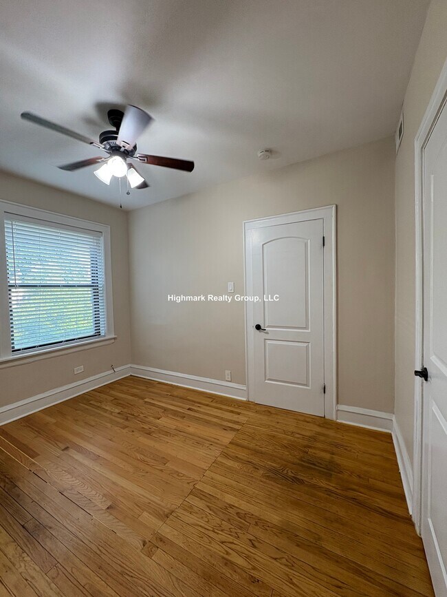 Building Photo - 718 Reba Pl