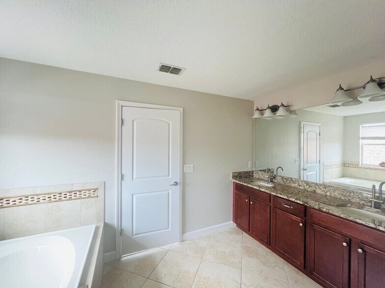 Building Photo - 13149 Green Violet Dr