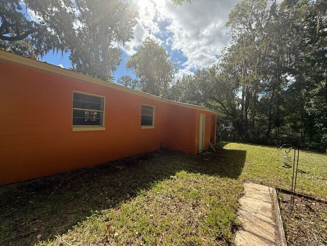 Building Photo - Welcome to this spacious 3-bedroom, 2-bath...