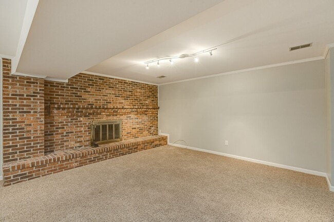 Building Photo - 3303 Spring Lake Ct