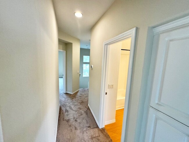 Building Photo - Three Story Condo for Rent Near Old Town T...
