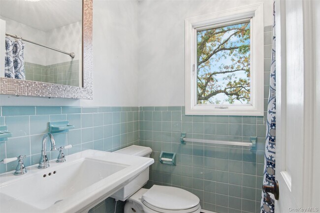 Building Photo - 14 Flax Pond Woods Rd