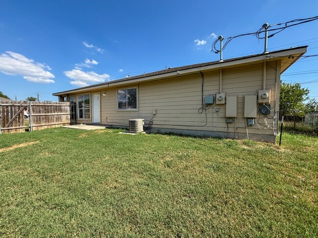 Building Photo - 105 Long Ln