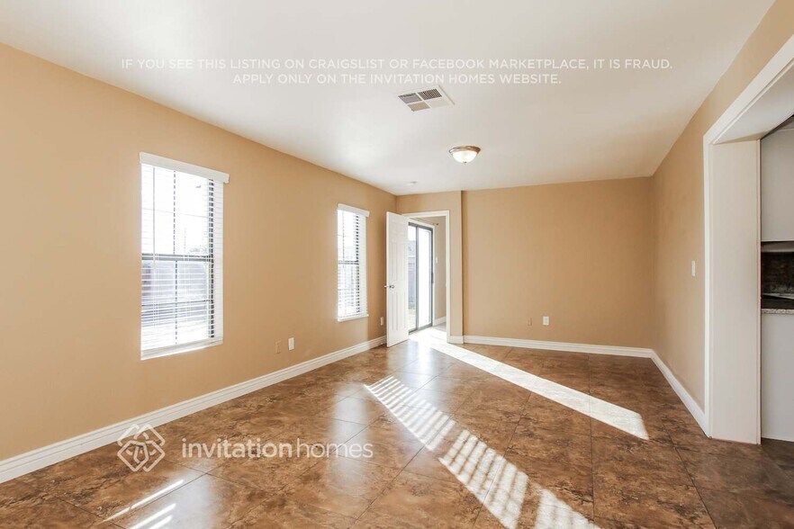 Building Photo - 3231 E Granada Rd