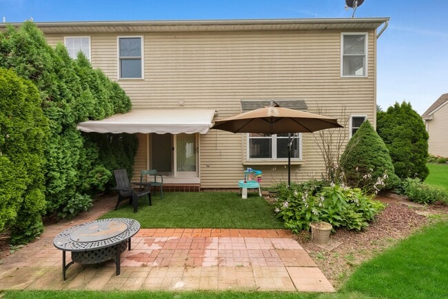 Building Photo - 2235 Briarwood Dr
