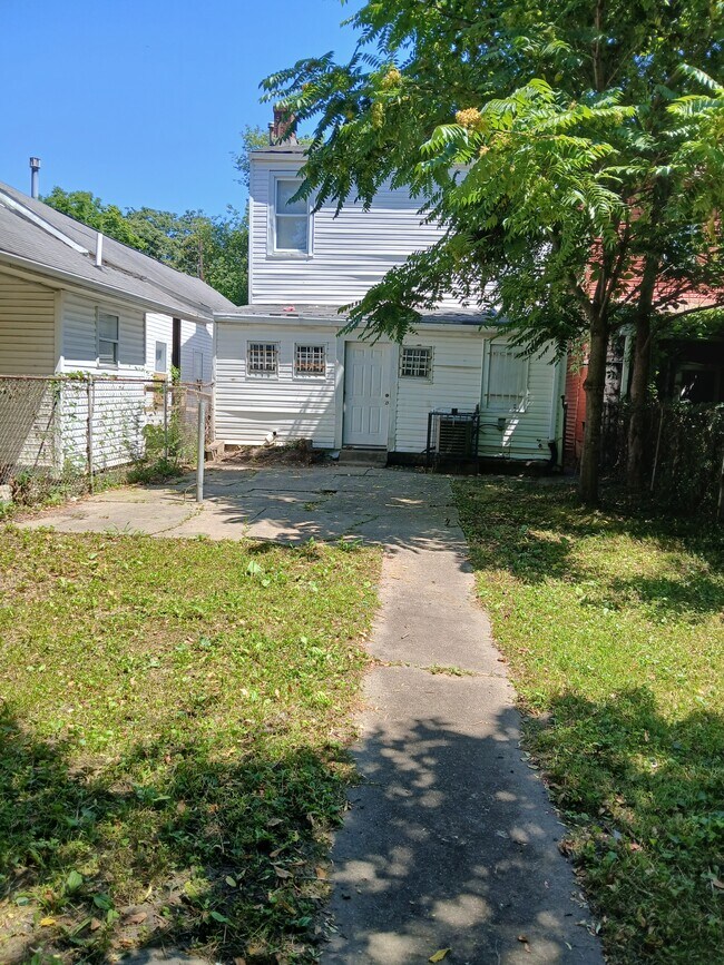 Building Photo - 2324 Magazine St