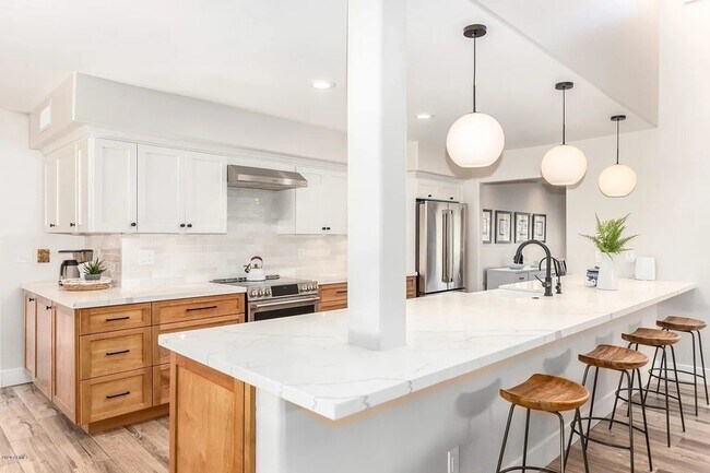 Building Photo - 8070 E Vía Bonita