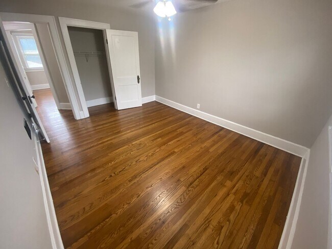 Building Photo - 4 Bedroom- Grandview
