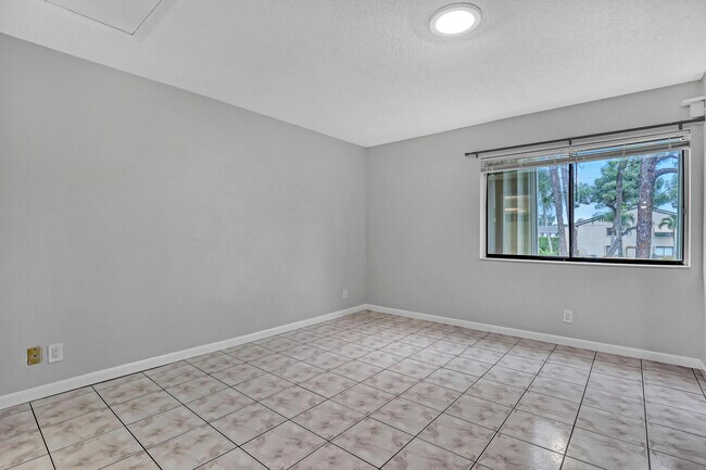 Building Photo - 522 Shady Pine Way