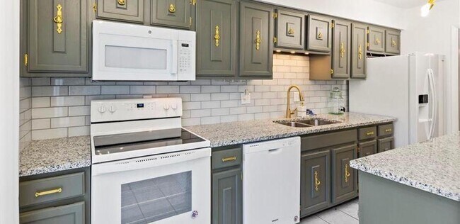 Building Photo - 2685 Meadowlawn Dr