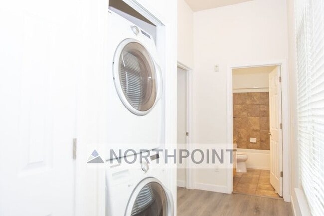 Building Photo - 2BR w/ Underground Parking Near TRAX