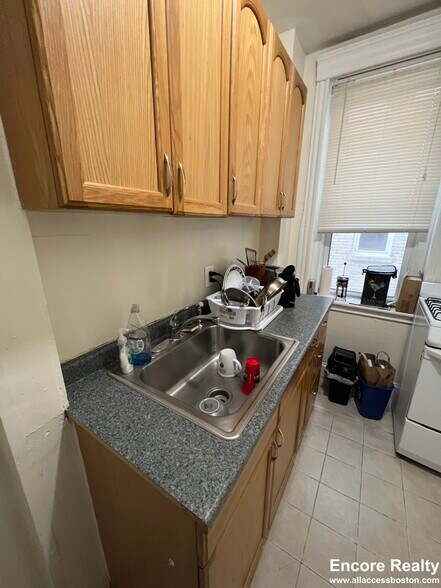 Building Photo - 382 Riverway St