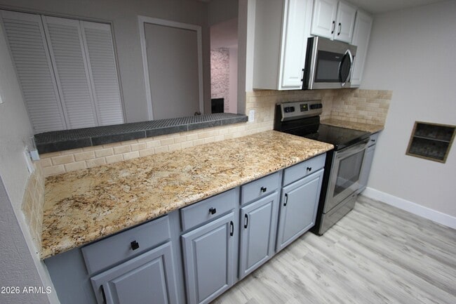 Building Photo - 850 S River Dr