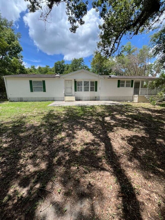 Building Photo - Large 4 bedroom 2 bathroom mobile home