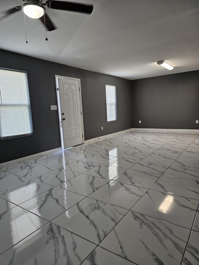 Building Photo - 357 Riverhill Loop