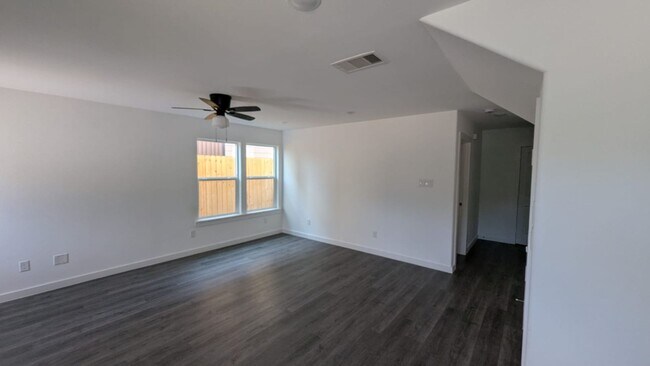 Building Photo - ? Modern 3-Bedroom Duplex with Open Layout ?