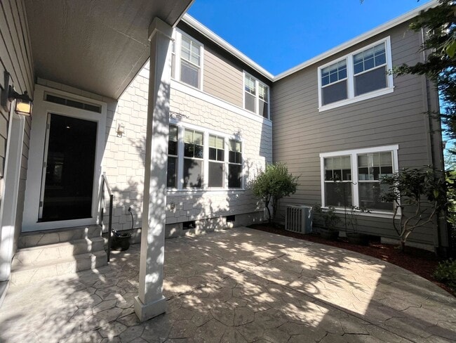 Building Photo - Stunning Corner Home in King City with Washer/Dryer Included, Private Courtyard!