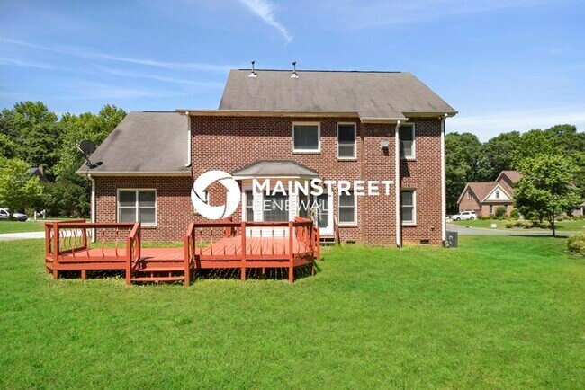 Building Photo - 5 Bedroom Pet-Friendly Home in Charlotte, NC with Main Street Renewal