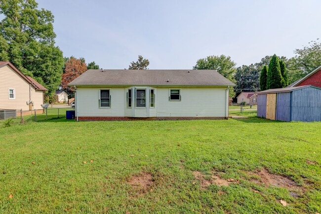Building Photo - 204 Bob White Dr