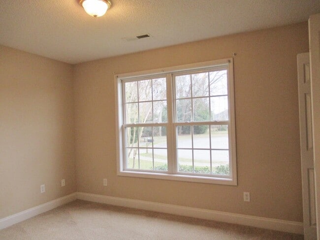 Building Photo - 3760 Beacon Dr
