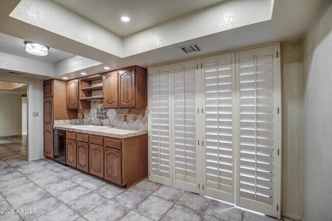 Building Photo - 4303 E Cactus Rd