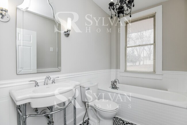 Building Photo - Charming 3BR 2 BA Ready for Move In