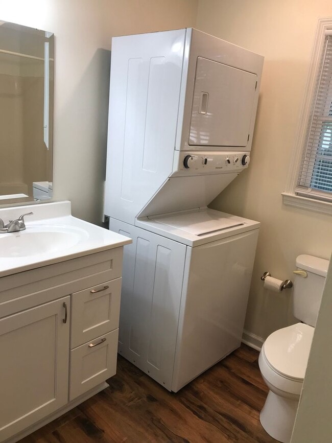 Building Photo - 112 Sycamore St