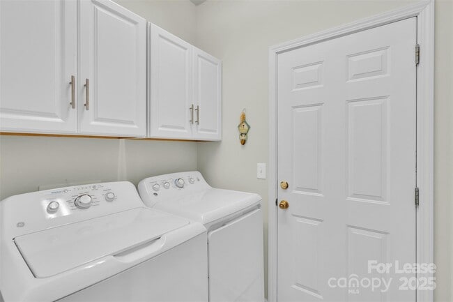 Building Photo - 28112 Song Sparrow Ln