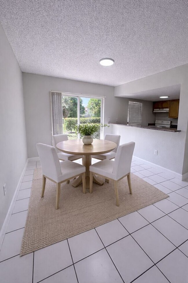 Building Photo - LARGE 3 BED/2.5 BA IN CORAL SPRINGS! Up to 3-Months Off!