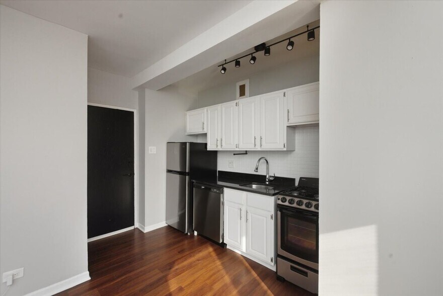 Building Photo - 1140 N La Salle Dr