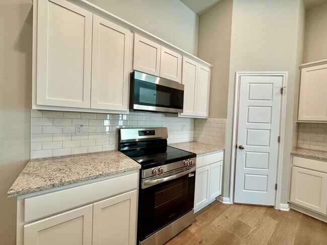 Building Photo - Stunning 3x2 Luxury Duplex in Buda, TX!