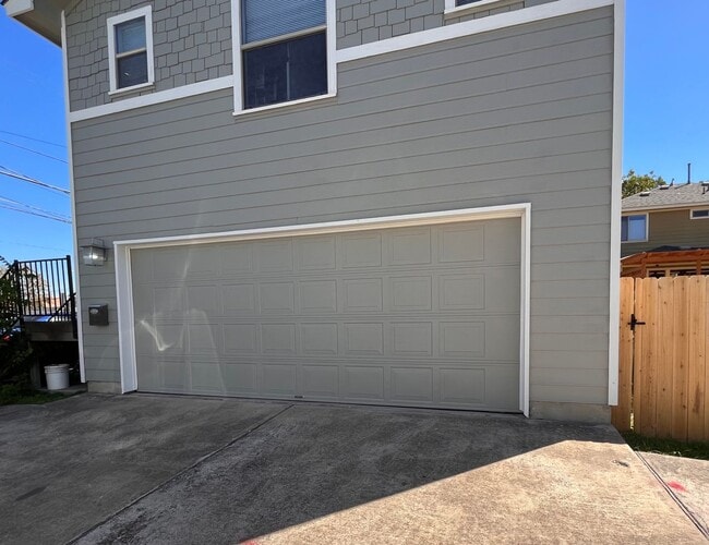 Building Photo - 4Bed/2Bath House w/ detached 2 car garage