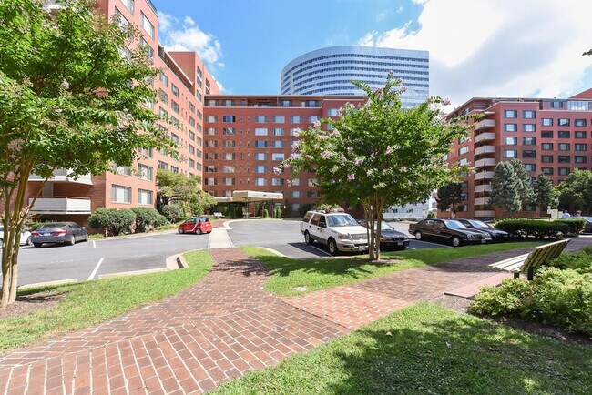 Building Photo - 1011 Arlington Blvd