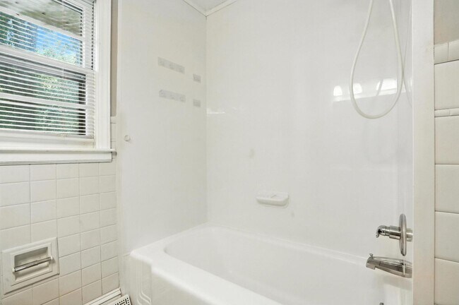 Building Photo - Charming Brick Ranch in Popular Oakhurst