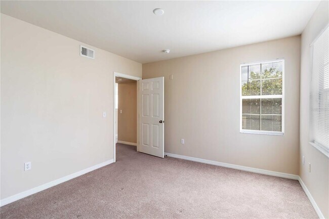 Building Photo - 1040 Villagio Cir