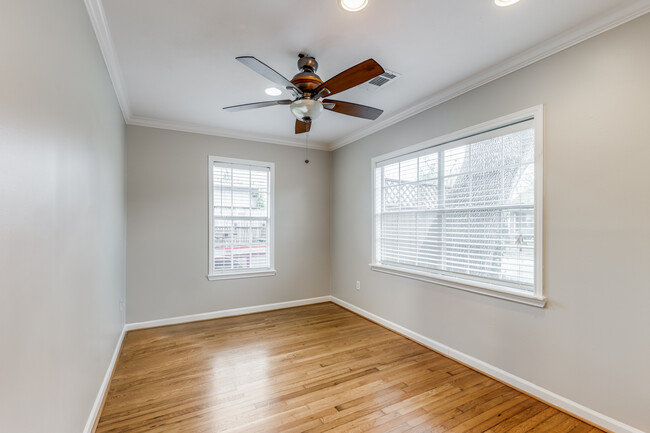 "bonus" room. great for office or formal dining - 4035 Oak Ridge St