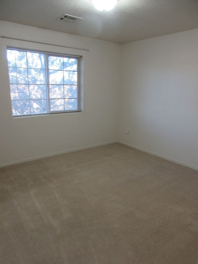Building Photo - 2 Bedroom - 2 bath Apartment with Garage!