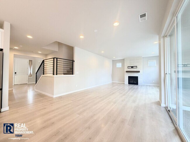 Building Photo - Modern 5-Bedroom Home with Mother-In-Law Suite & Covered Patio!