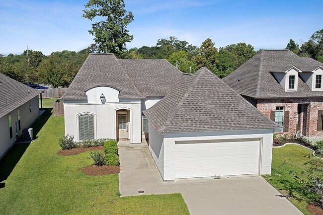 Building Photo - Beautiful 3 Bedroom, 3 Full Bath