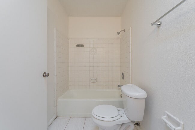 Building Photo - 2543 E Huntington Dr