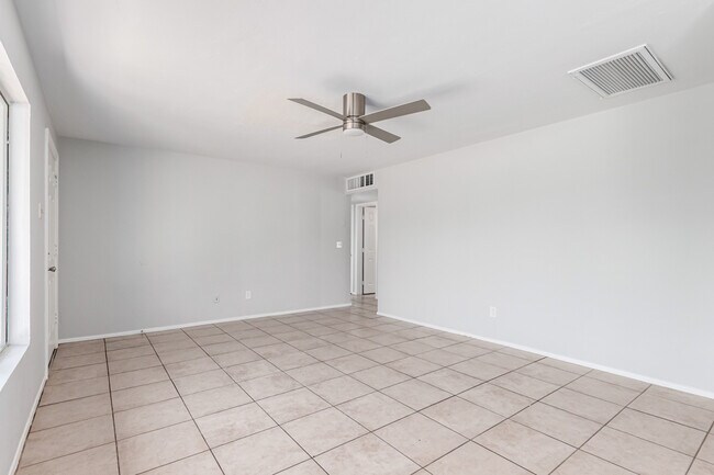 Building Photo - 1238 E Vine Ave