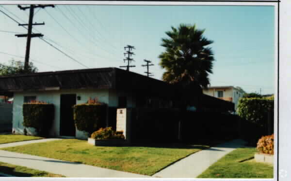 Building Photo - 1002 Marine St