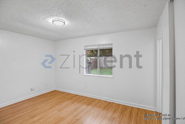 Building Photo - 909 N Estates Dr